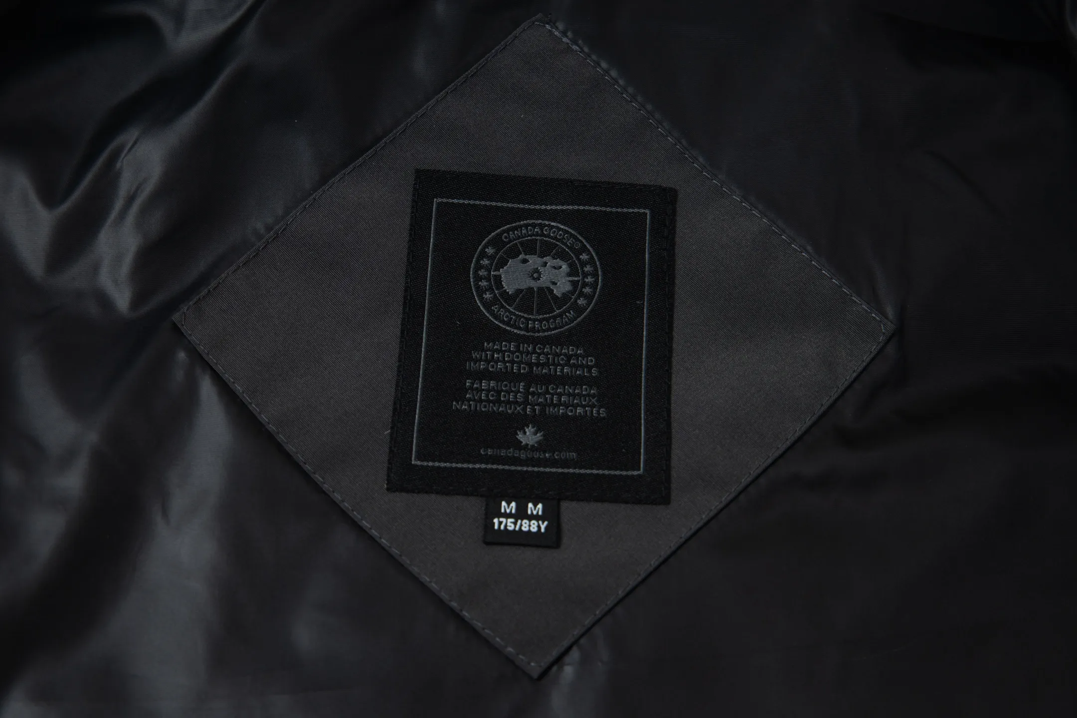 P360 Canada Goose/Canada Goose Black Label #Freestyle Crew 4151mb men's and women's vest down ➖ Imported Behringer embroidery machine customized 10,000-needle embroidery label! ➖ Imported 21-count polyester-cotton blended original fabric, using Feather-Light 10D waterproof coating fabric, made of 84.5% polyester fiber and 15.5% cotton, 100% the best feel in the entire network! ➖ The genuine official website uses the national standard 80 white duck down, and will never be misled by false claims such as 90 down or goose down! ➖ 100% nylon nylon lining with double double-layer sealing design to prevent velvet from running away. Top-grade polar fleece is used in the collar and pockets to keep warm and comfortable! ➖ Yoshida YKK provides original custom-made electroplated sliders. YKK two-way lockable zippers are tight and smooth and will not peel off paint! ➖ 3M composite original Velcro is durable, and all accessories and hardware are disassembled and customized! ⛔No slander, no exaggeration, no need for too much copywriting, because it is focused, it is professional!  SIZE: XS S M L XL XXL